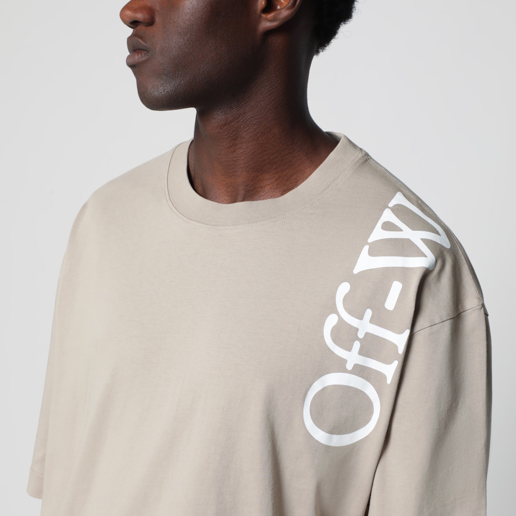 [Off-White] T-shirts FW26 OMAA120F26JER010