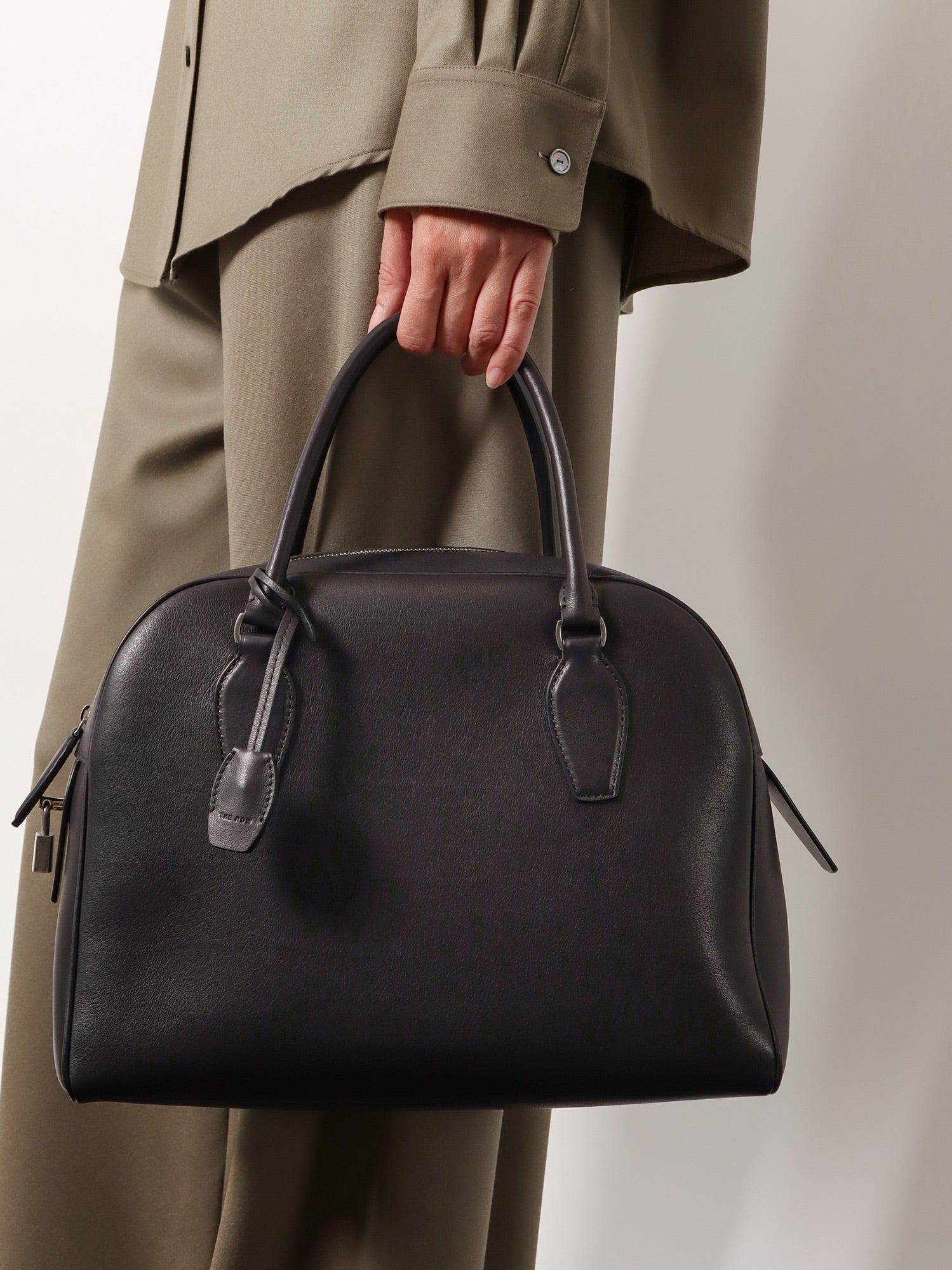 [THE ROW] Shoulder bag FW26 W1595L72BAS