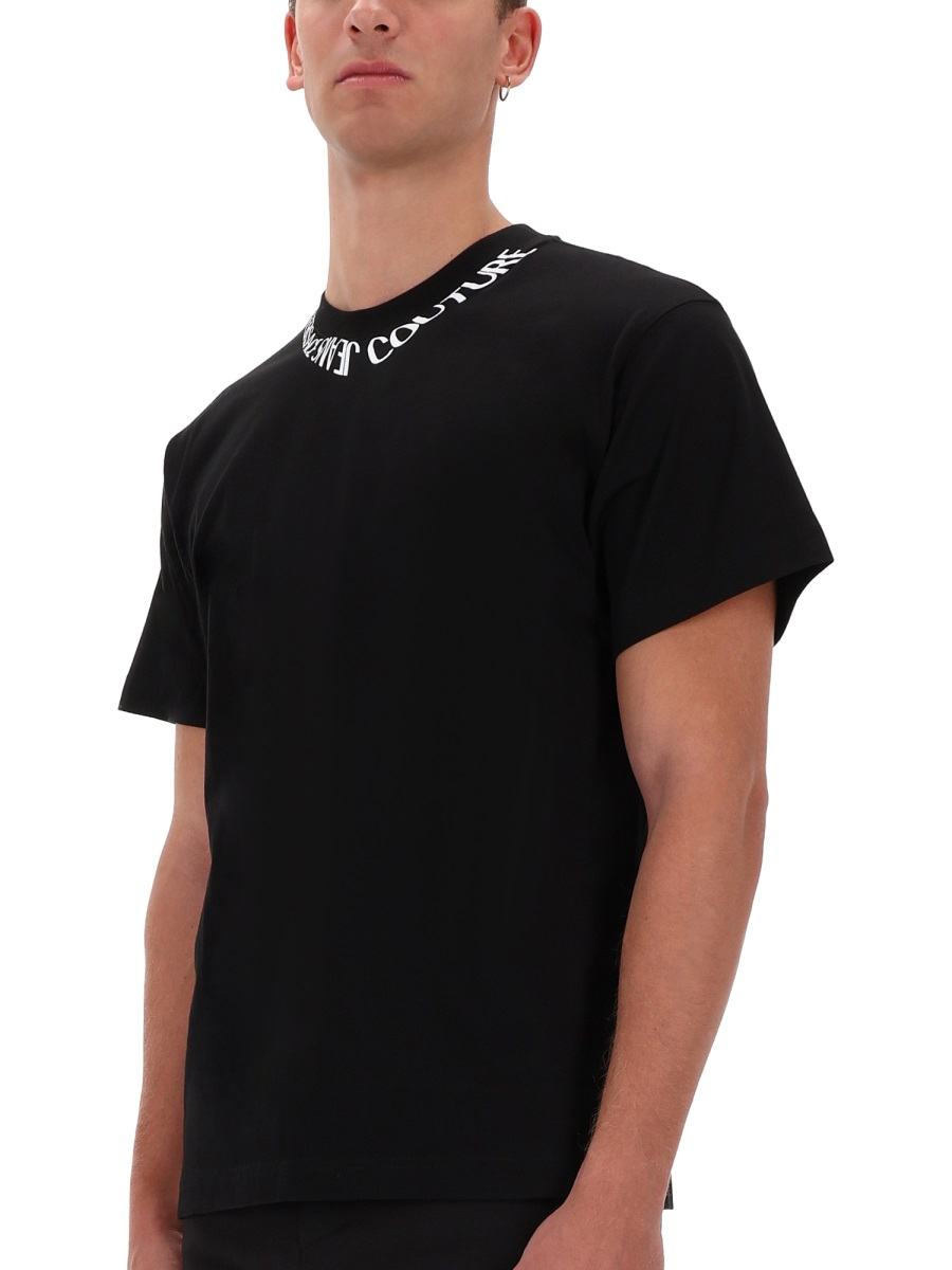 [VERSACE JEANS COUTURE] T-shirts Short Sleeve FW26 79GAHP03_CJ01P899