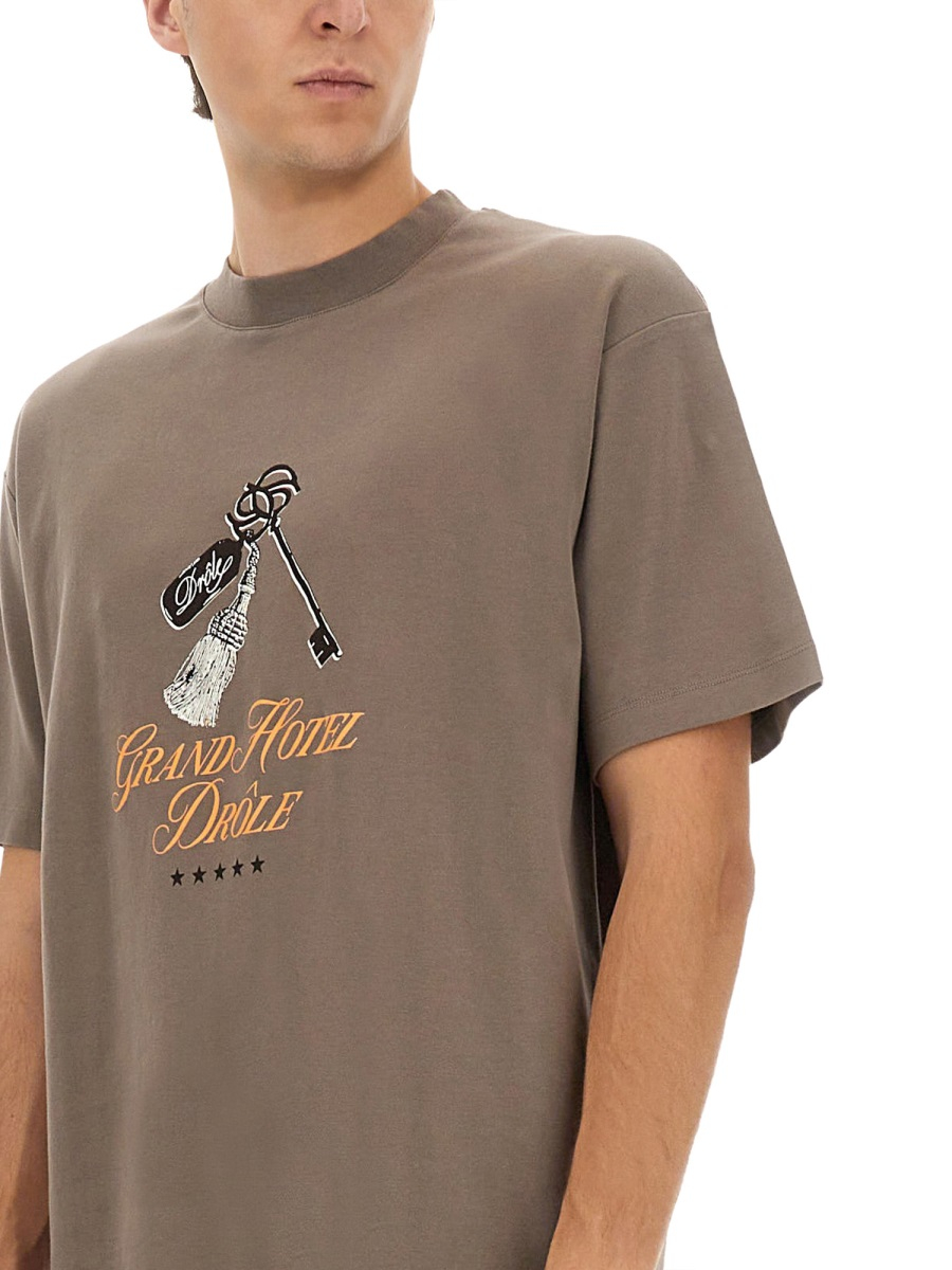 [DROLE DE MONSIEUR] T-shirts Short Sleeve FW25 TS261_CO002TAUPE