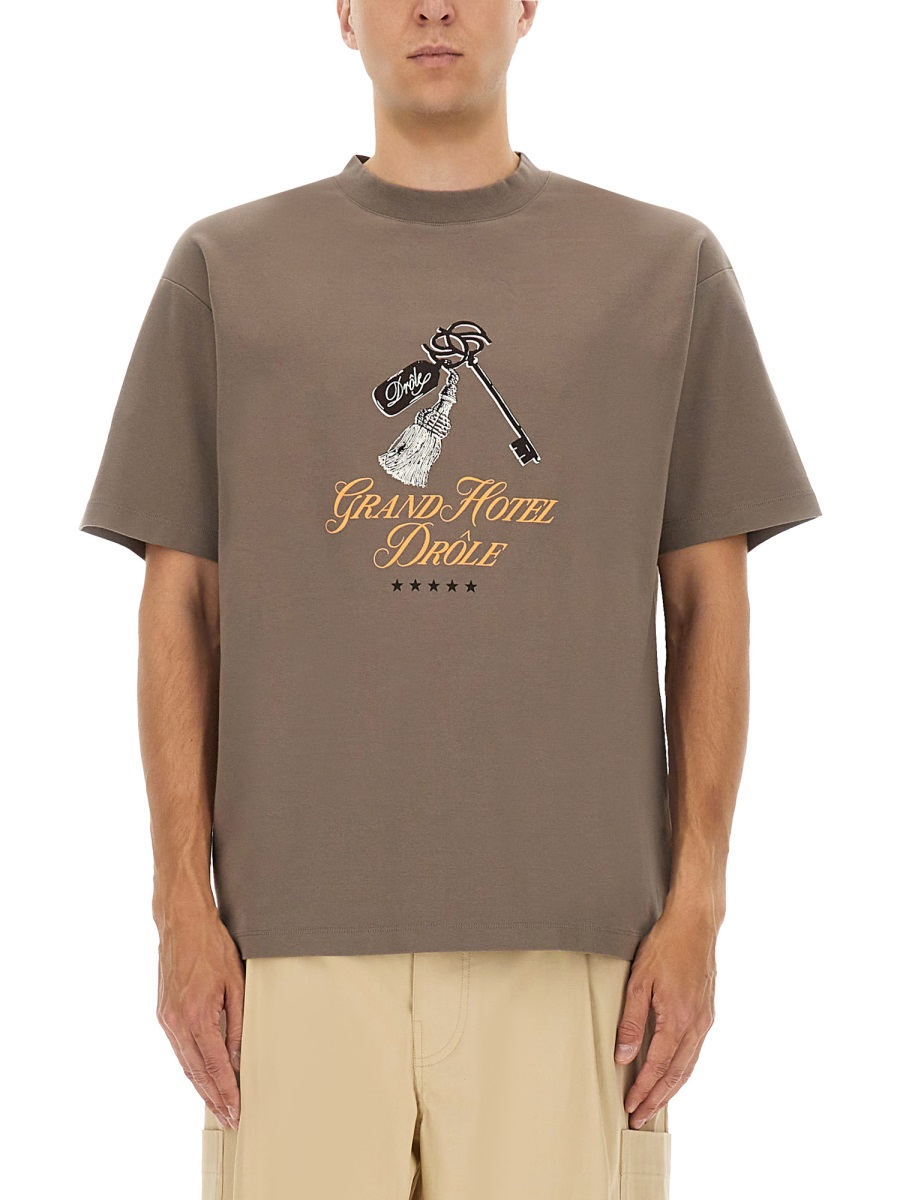 [DROLE DE MONSIEUR] T-shirts Short Sleeve FW25 TS261_CO002TAUPE