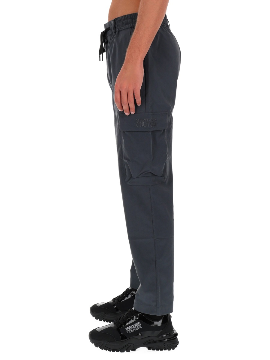 [VERSACE JEANS COUTURE] Trousers FW25 79GAAD03_CQ10D831