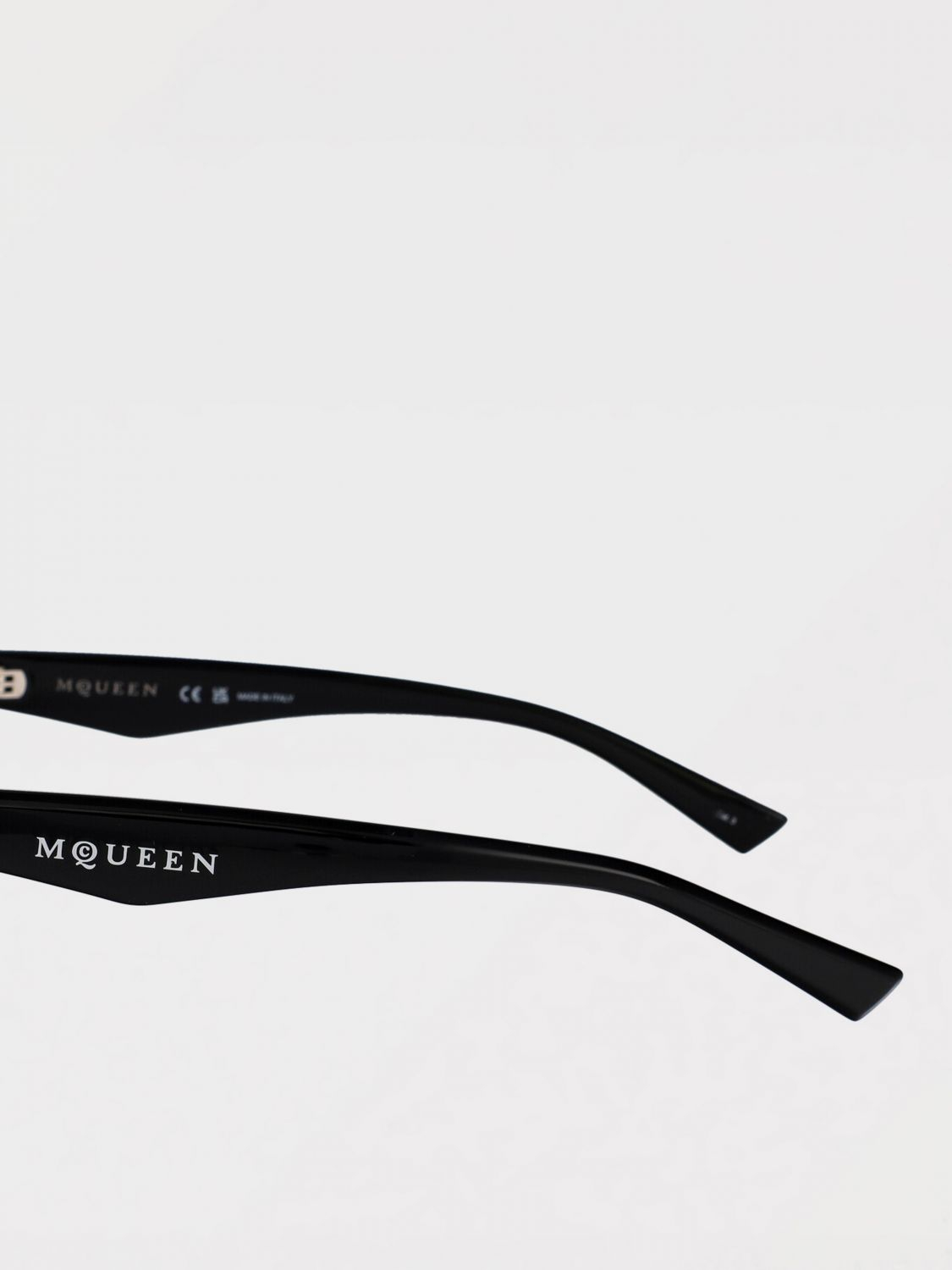 [McQueen] Sunglasses FW25 AM0474S 001