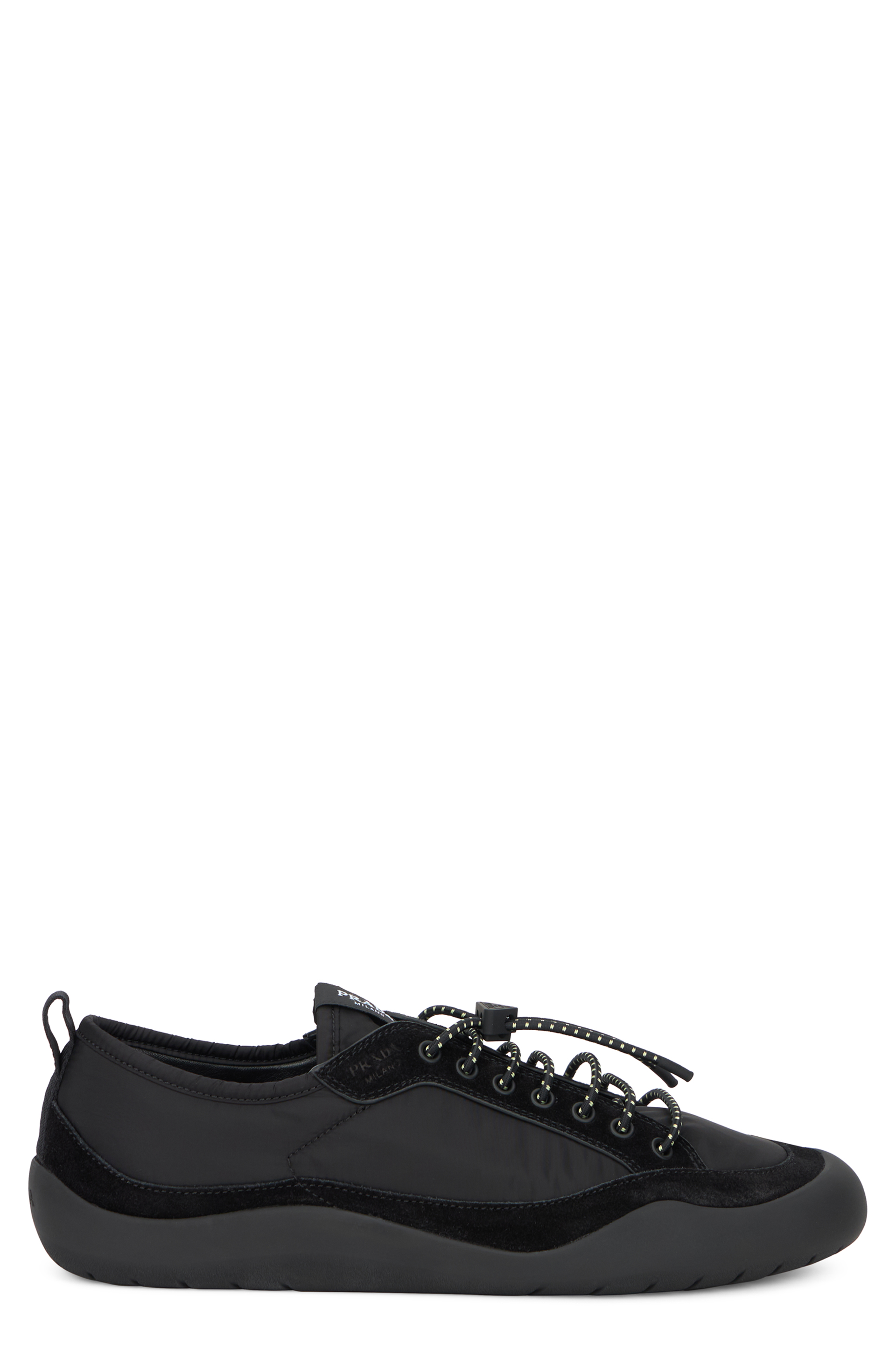 Sneakers with contrasting laces
