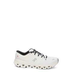 Sneakers with contrasting details