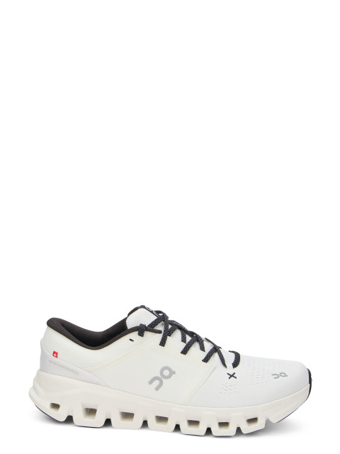 Sneakers with contrasting details