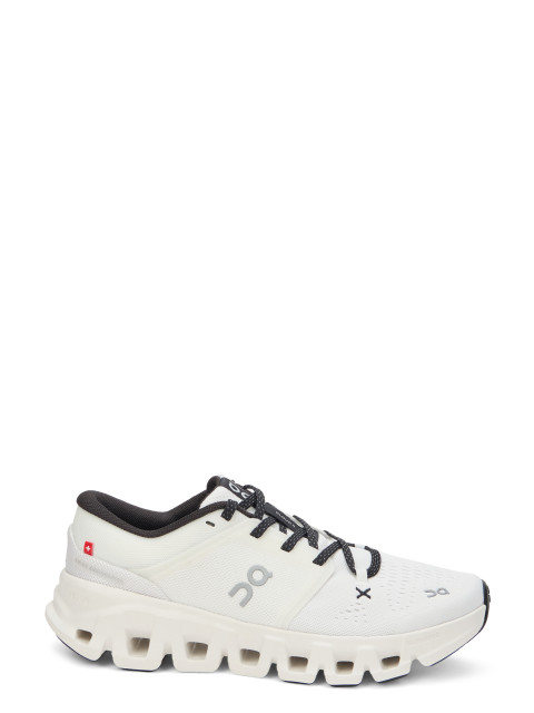 Sneakers with contrasting details