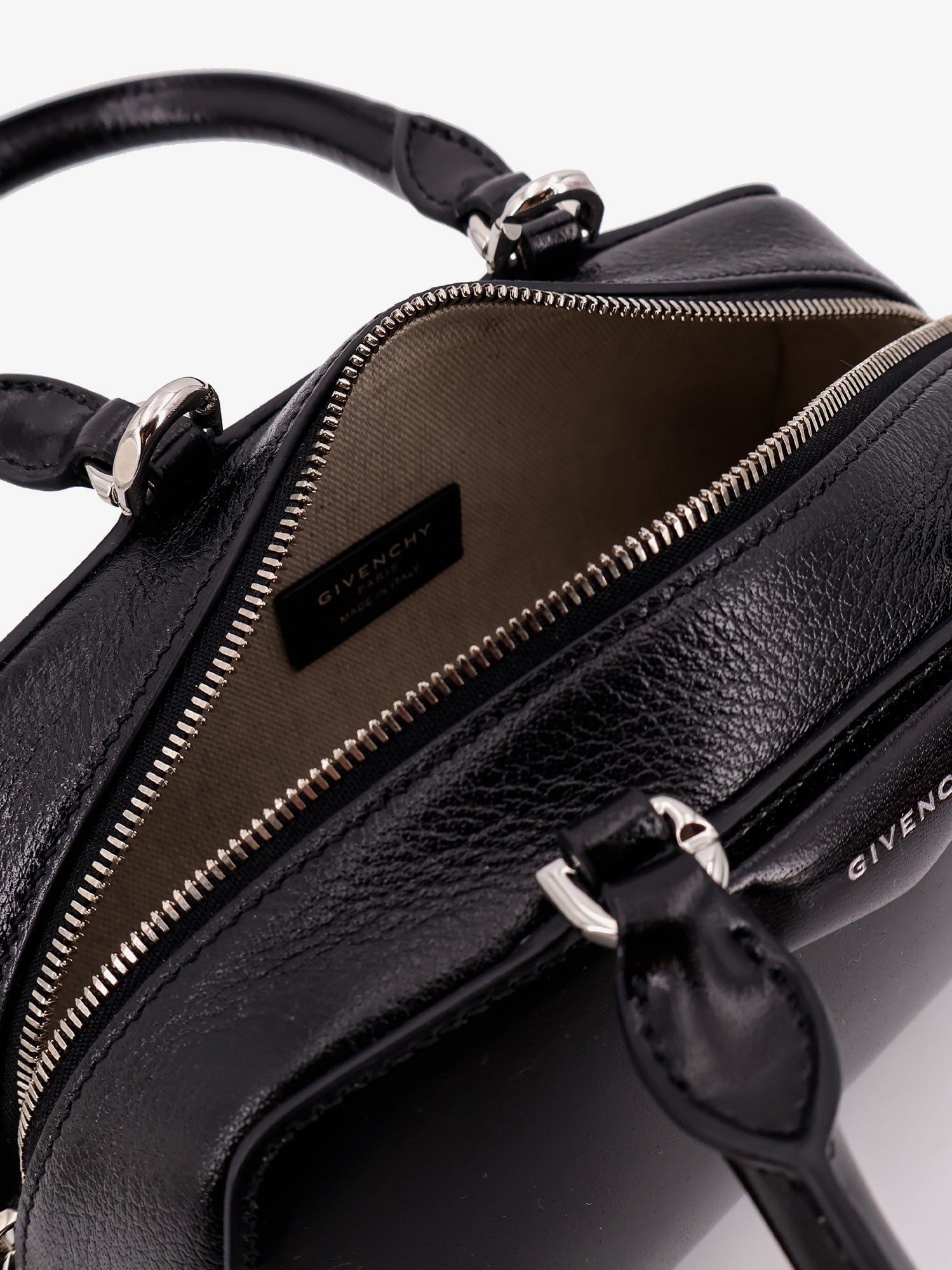[Givenchy] Shoulder bag FW26 BB5146B2B2001