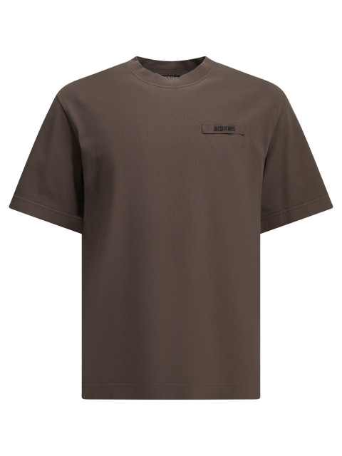 [JACQUEMUS] T-shirts Short Sleeve FW26 TSM00133AJ00226BROWN