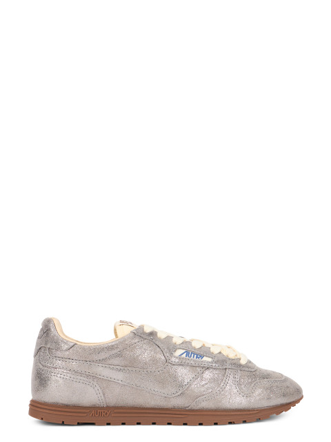 Low laced sneakers