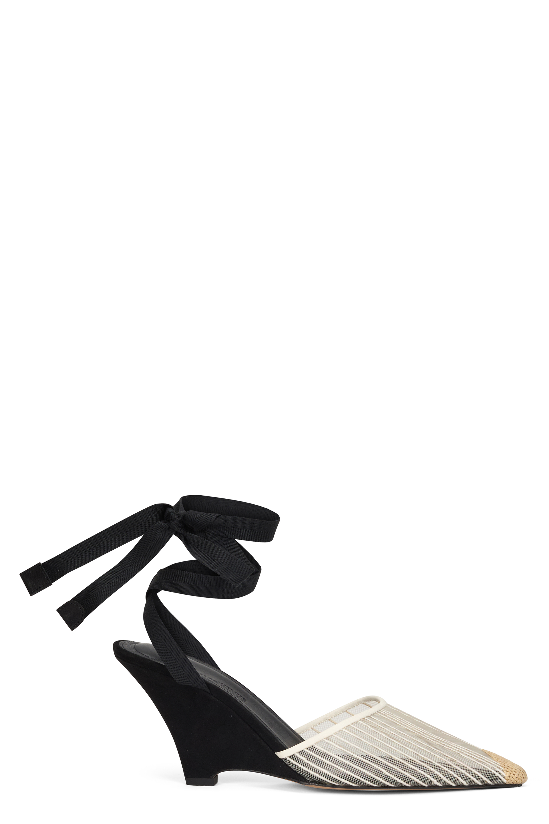 Elegant shoes with heel and decorative ribbon