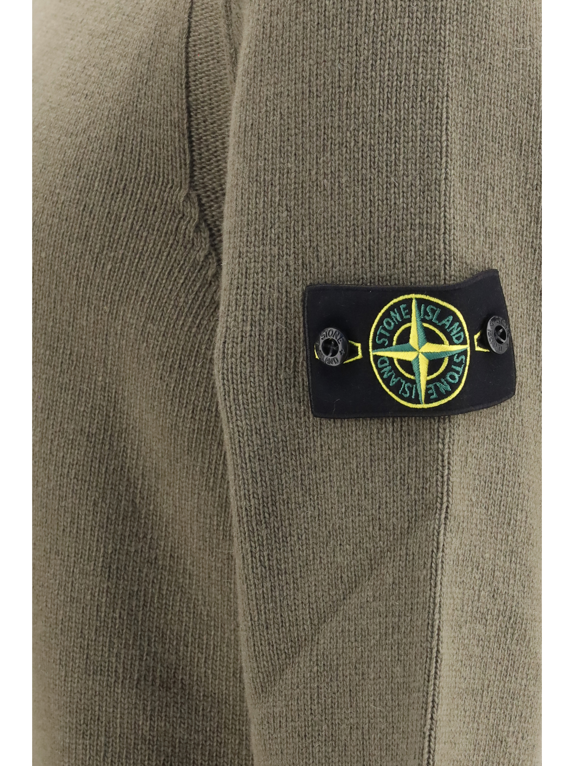 소매에 로고 패치가 있는 크루넥 스웨터