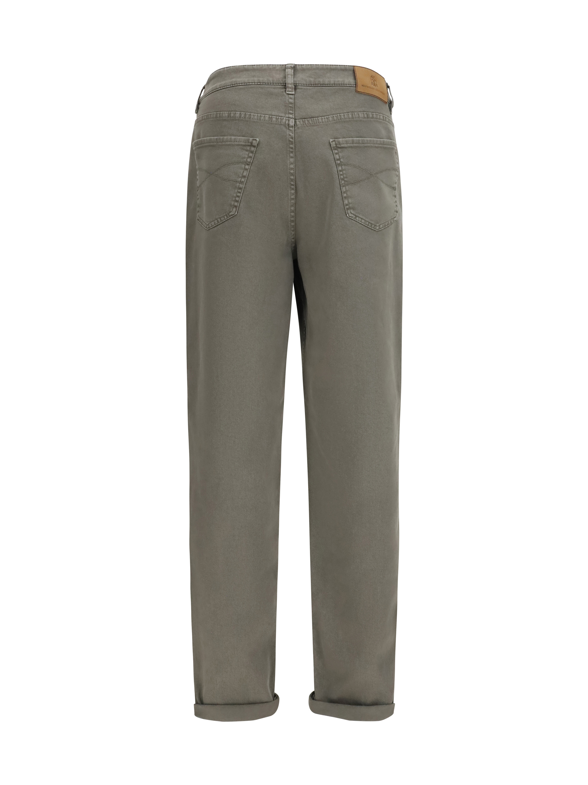 밑단을 접어 올린 청바지
