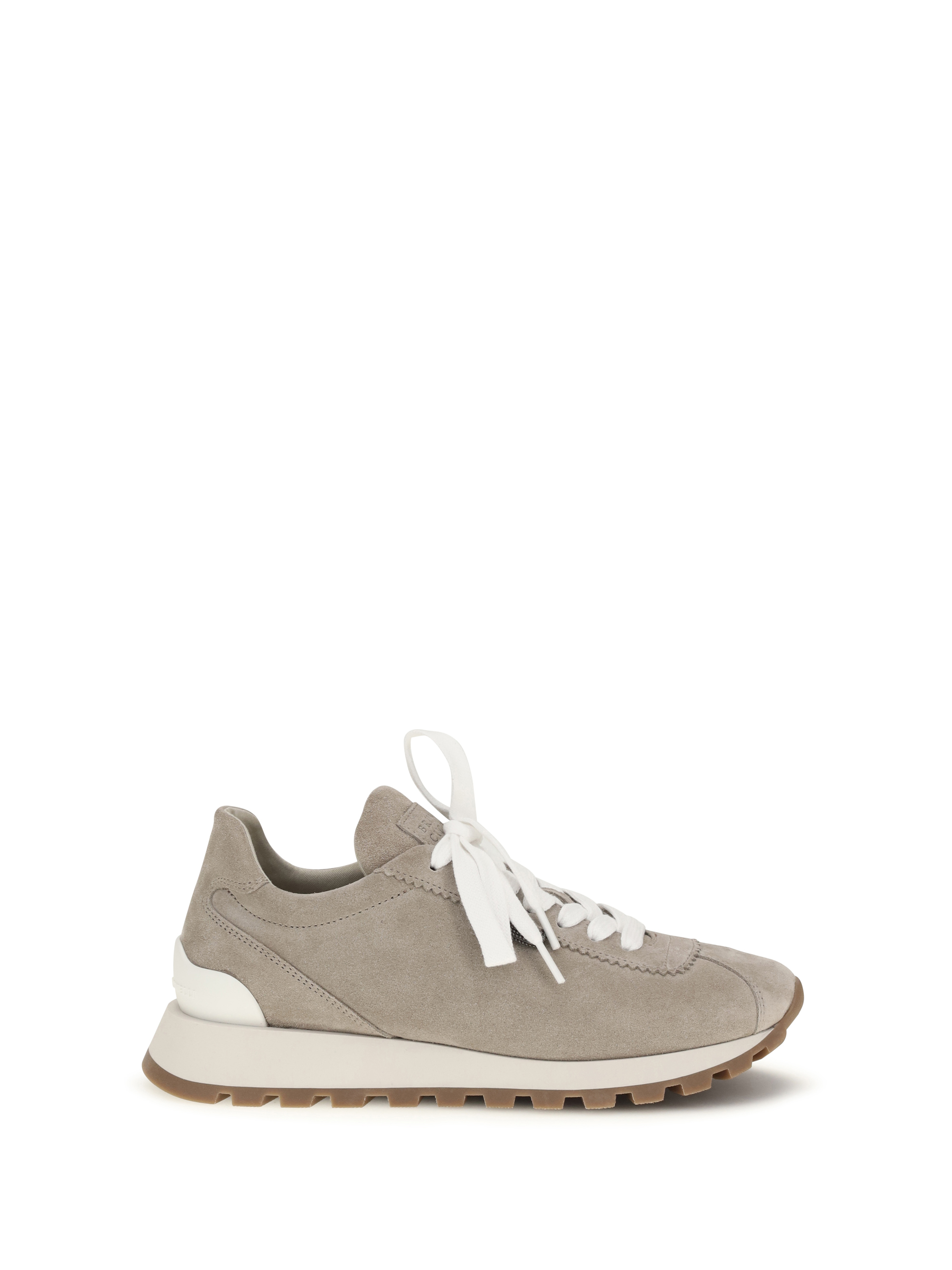 상징적인 장식이 돋보이는 스니커즈