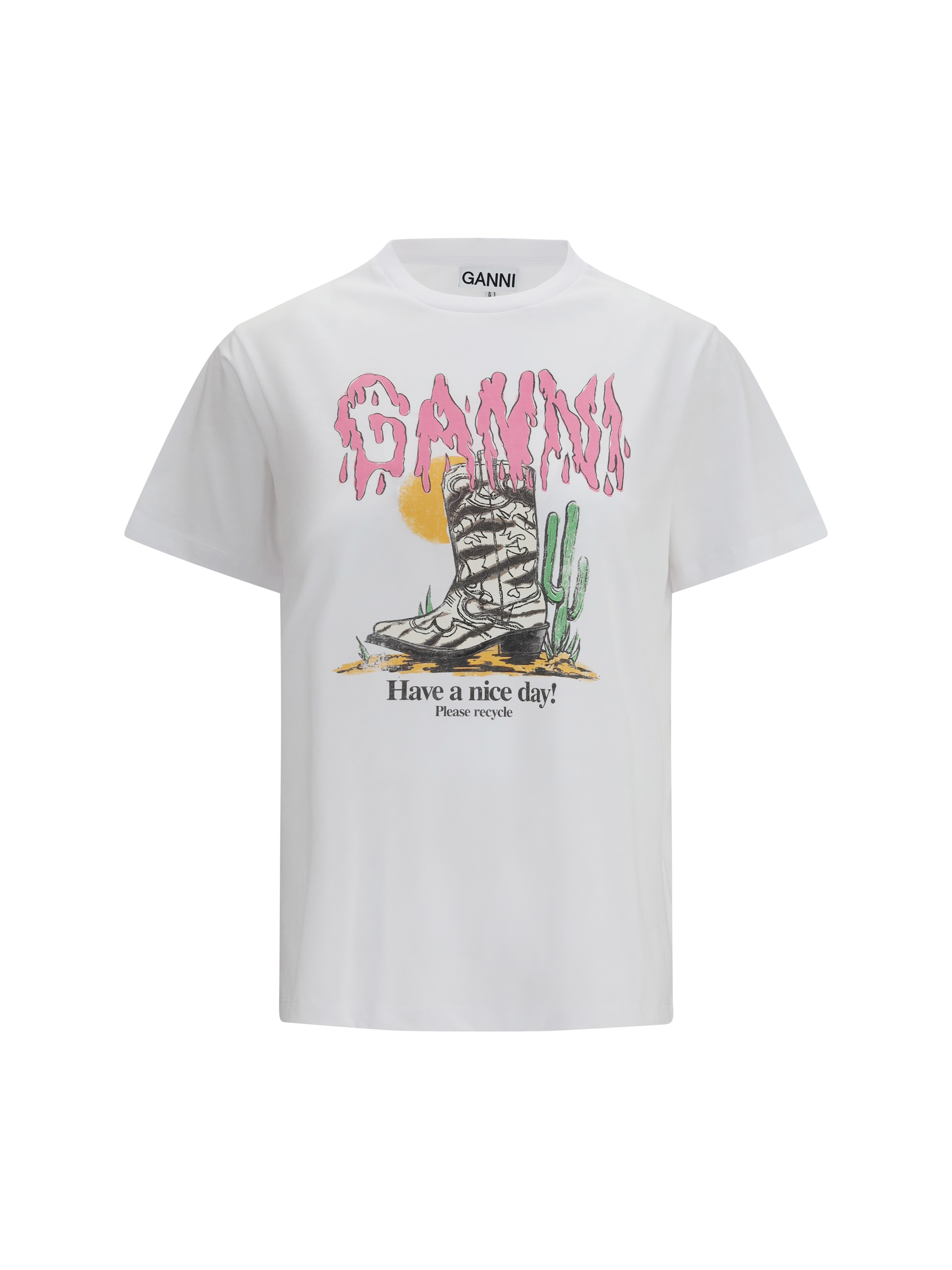 서부 스타일 티셔츠에 카우보이 부츠를 매치한 모습