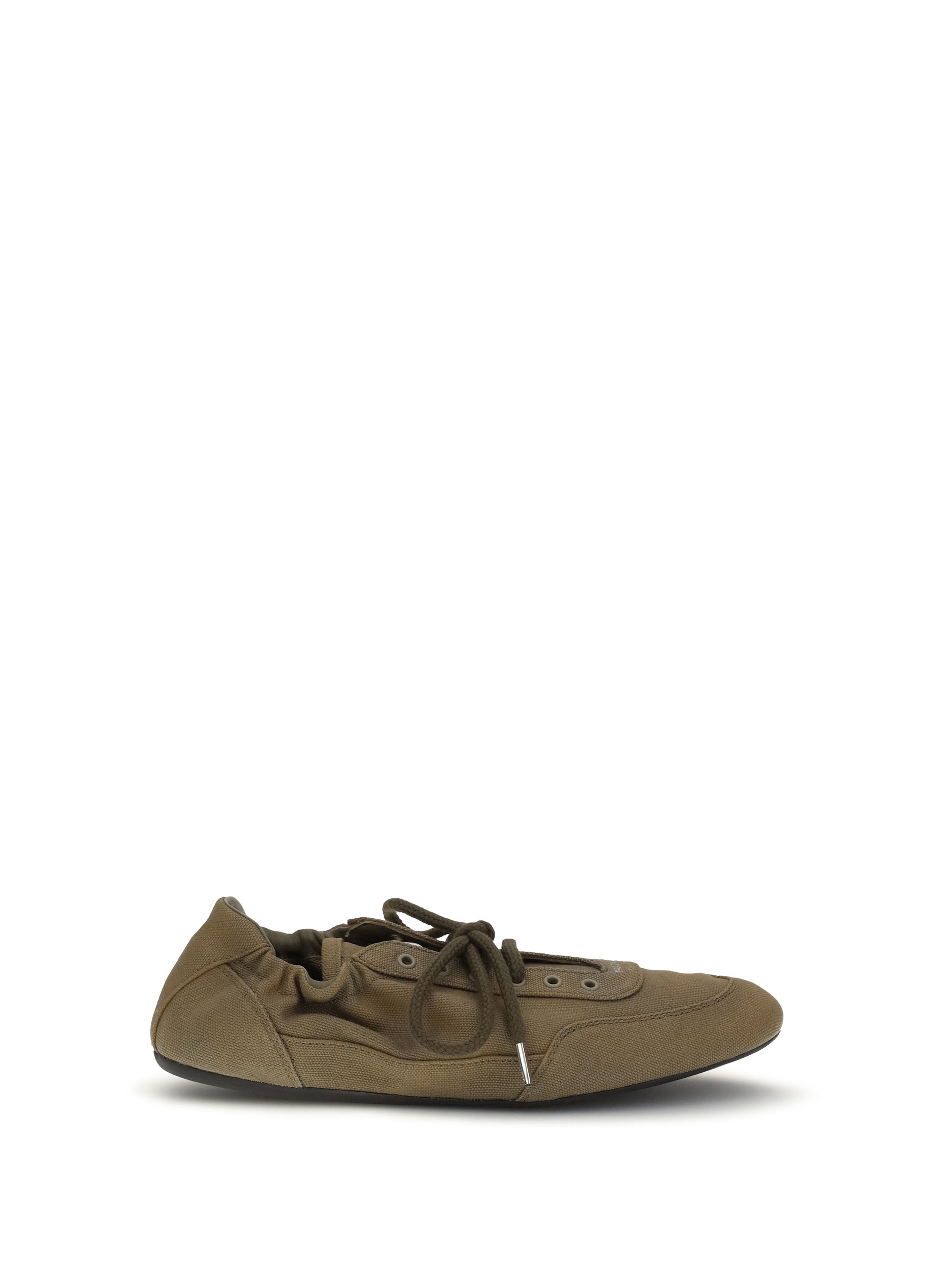 스니커즈를 접어서 보관하세요.