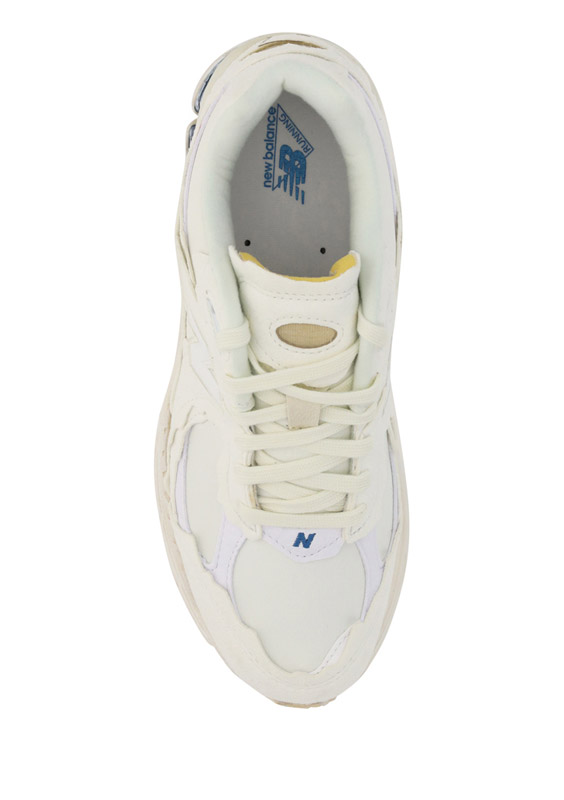 2002R 스니커즈